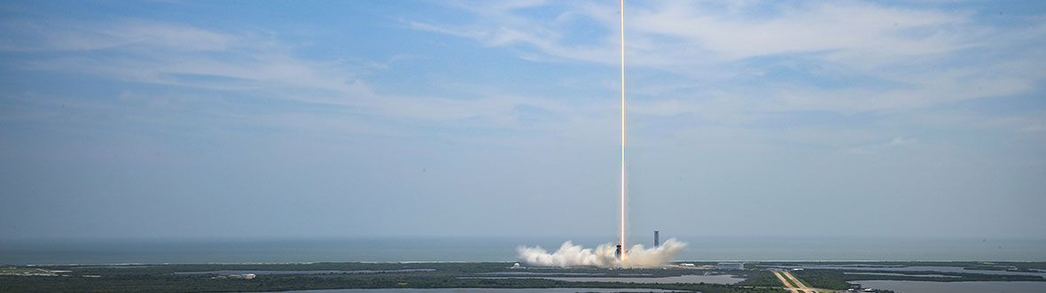 Le vaisseau spatial Dragon avec la fusée Falcon 9