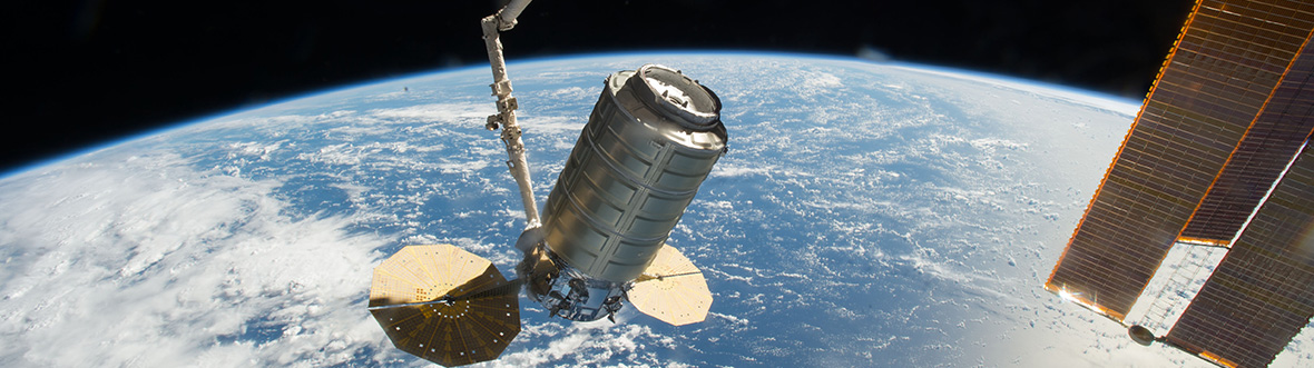 Le Canadarm2 attrape le vaisseau-cargo Cygnus