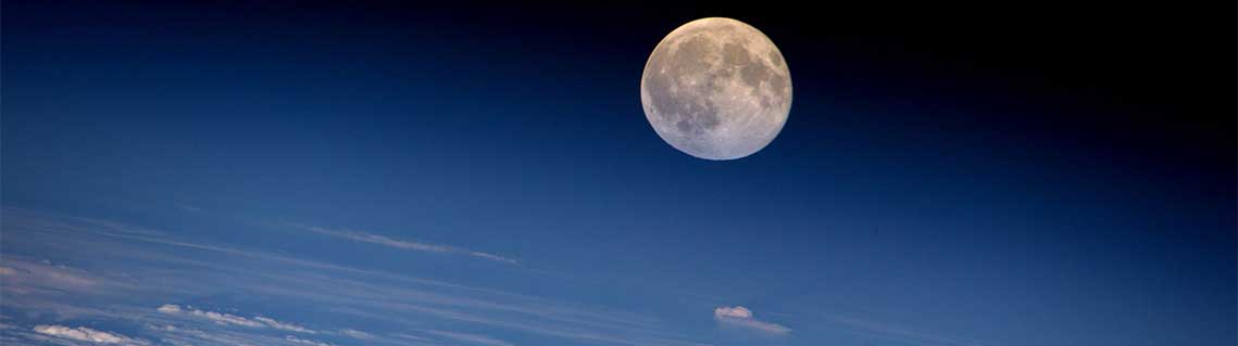 Une vue prenante de la pleine lune vue de la Station spatiale Internationale