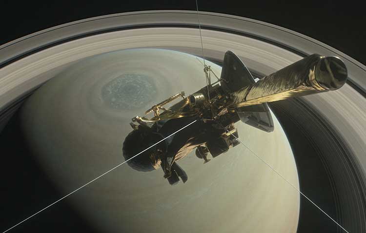 La sonde Cassini de la NASA au-dessus de Saturne