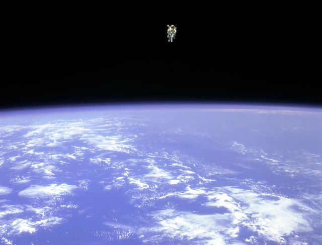 L'astronaute de la NASA Bruce McCandless flotte librement dans l'espace en 1984