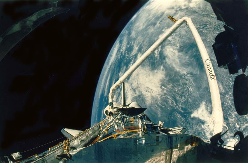 Le Canadarm déploie Hubble