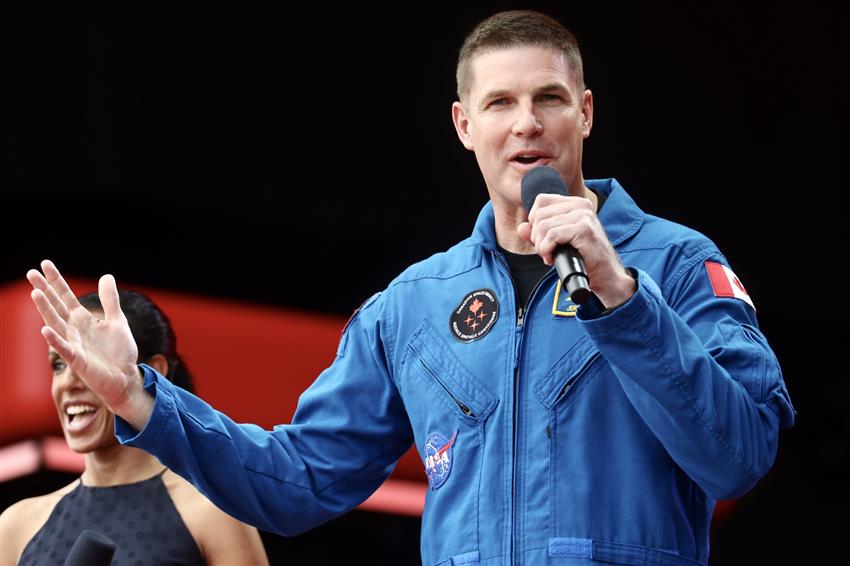 L'astronaute Jeremy Hansen parle sur la scène lors de la cérémonie du midi de la fête du Canada à Ottawa