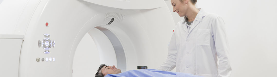 Médecin préparant un patient pour le CT scanner