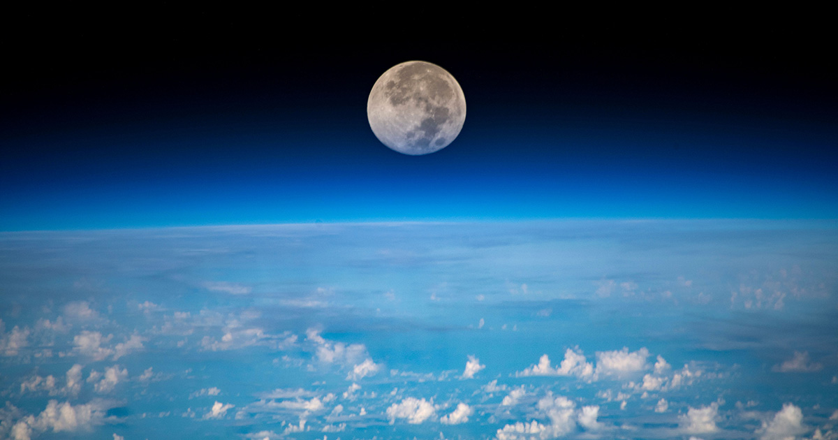 Coucher de lune – La Terre vue par David Saint-Jacques
