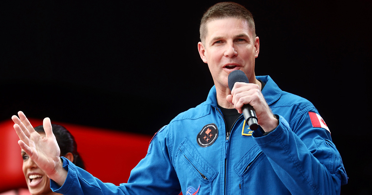 L'astronaute Jeremy Hansen parle sur la scène lors de la cérémonie du midi de la fête du Canada à Ottawa