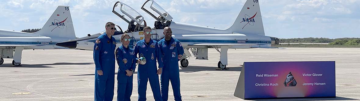 L'équipage d'Artemis II avec à l'arrière-plan, des jets T-38 de la NASA.