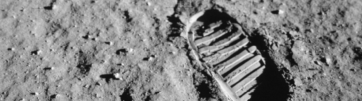 Une empreinte de botte sur la surface grise de la Lune