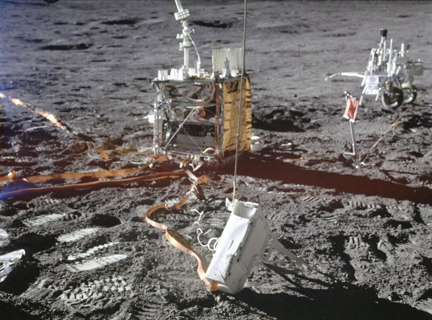 Équipement scientifique déployé sur la surface lunaire.