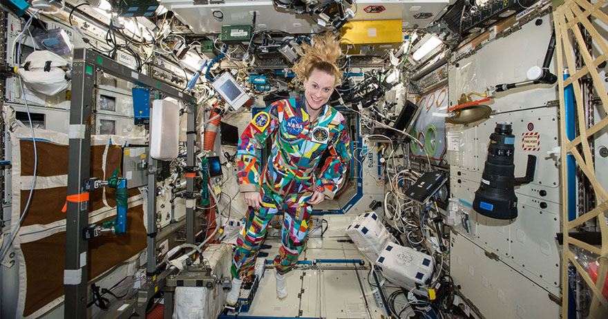 L'astronaute de la NASA Kate Rubins porte une copie de la combinaison spatiale « Courage »