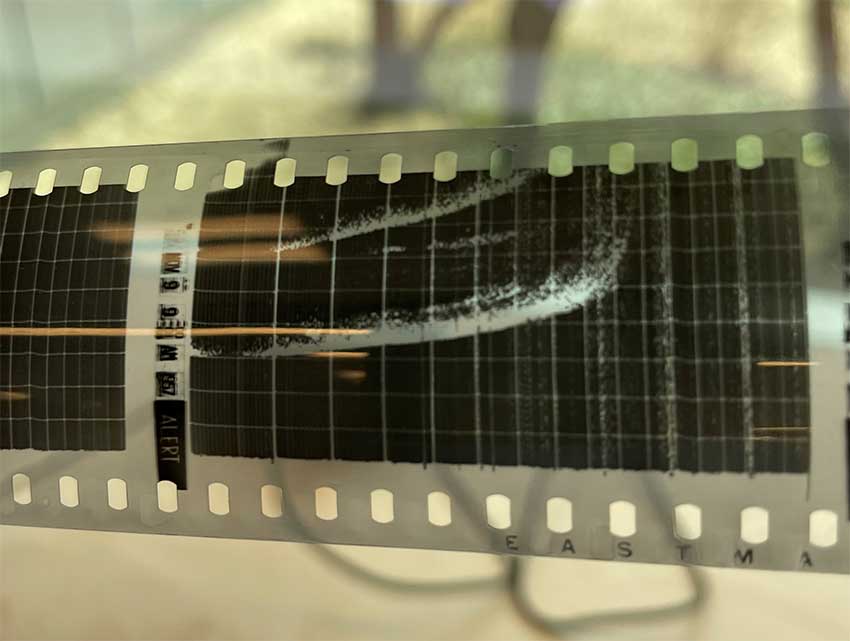 Photo d'une pellicule 35 mm sur lequel figurent des données d'Alouette-I.