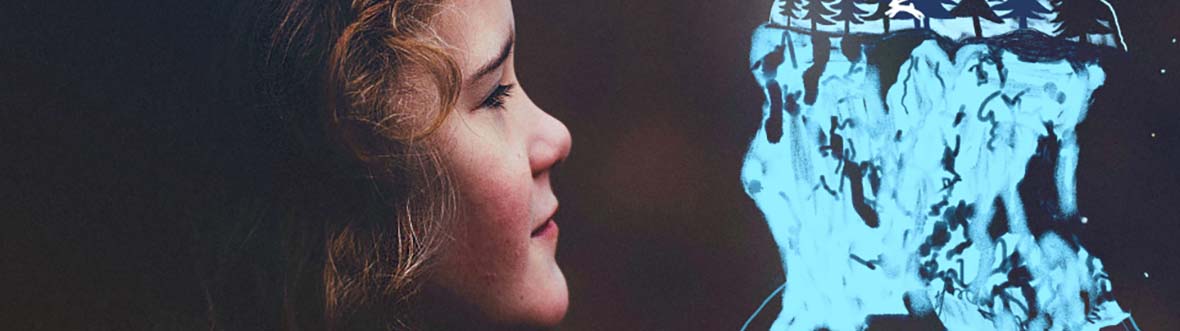 Le visage d'une jeune fille de profil, avec le dessin d'une tortue stylisée.