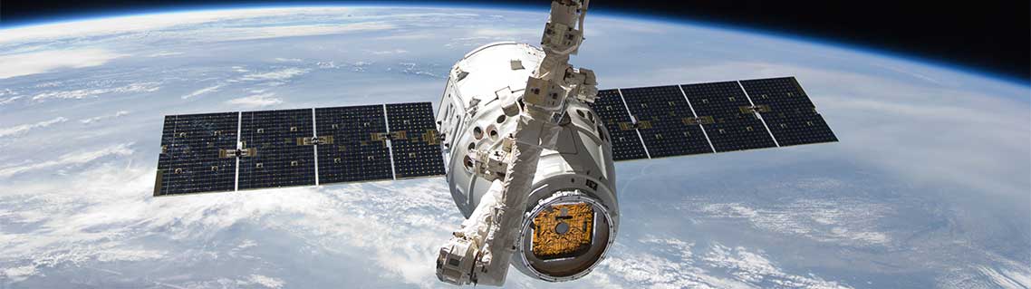 Canadarm2 catches the SpaceX Dragon cargo ship
