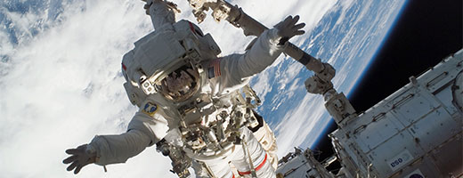 L'astronaute de la NASA Rick Linnehan, perché à l'extrémité du Canadarm2