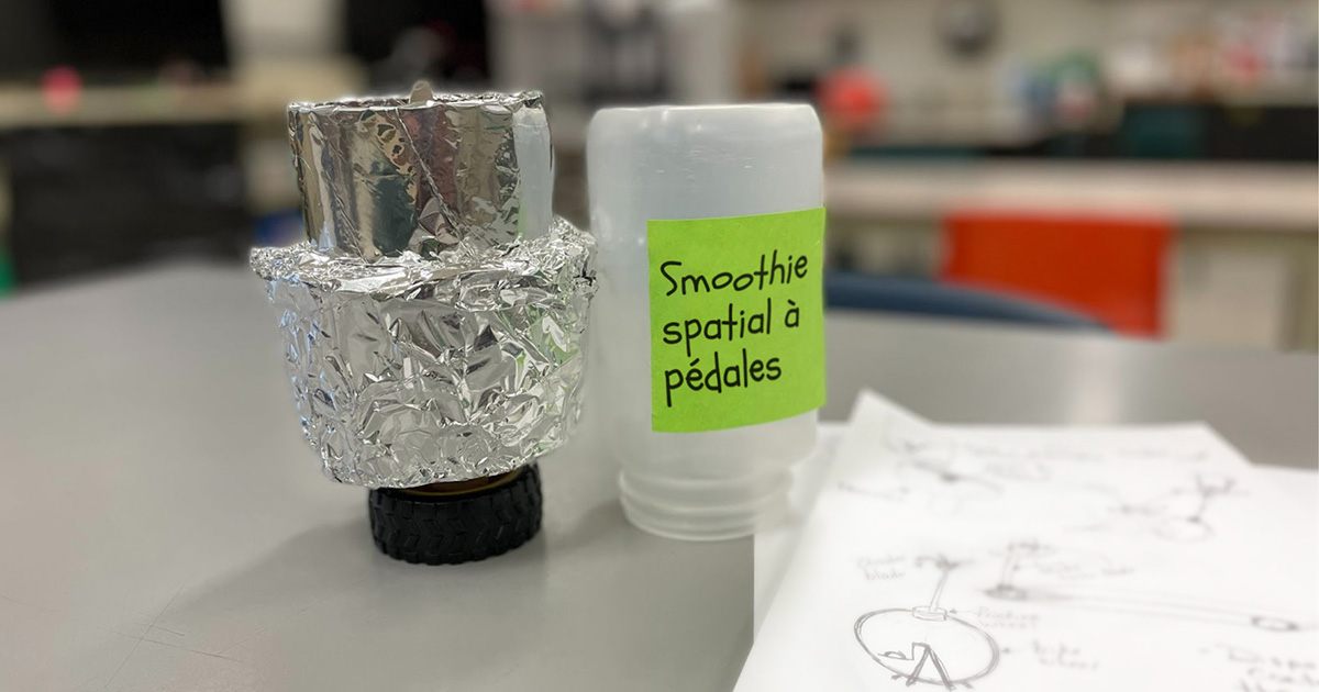 Exemple de prototype en exemple, incluant une bouteille pour un smoothie spatial à pédales