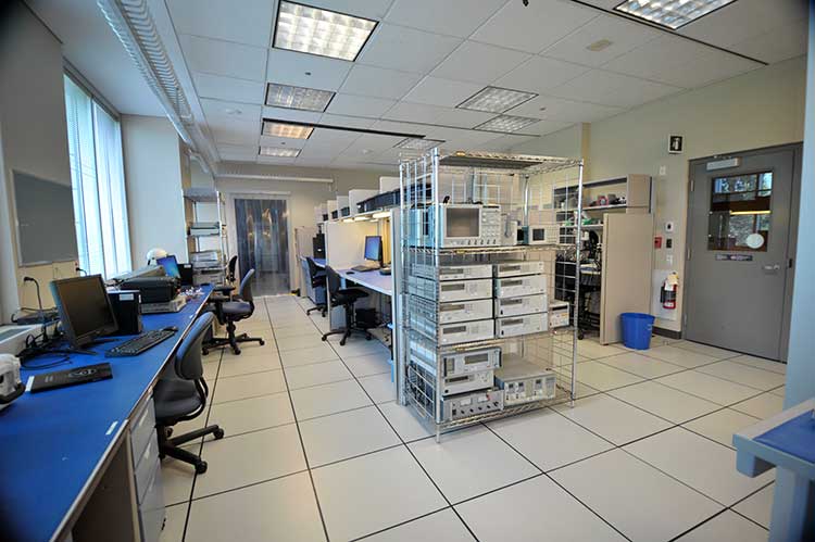 Laboratoire de Tests électroniques et intégration (salle propre) - photo 1