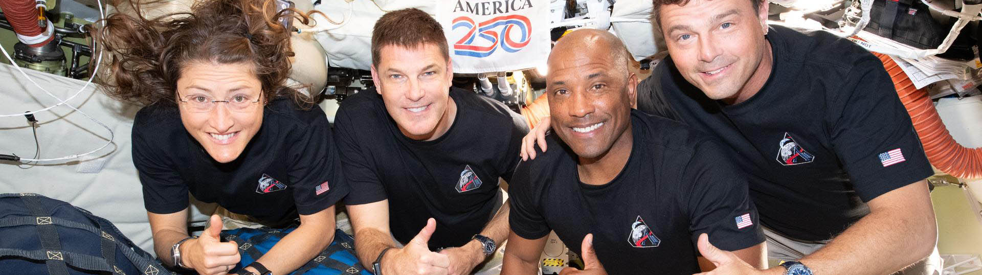 L'équipage d'Artemis II, de gauche à droite, Christina Koch, Jeremy Hansen, Victor Glover et Reid Wiseman dans le vaisseau spatial Orion