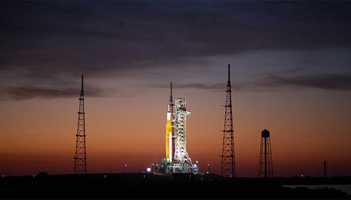Le lanceur SLS, dans lequel se trouve le vaisseau spatial Orion, au centre spatial Kennedy de la NASA, en Floride.