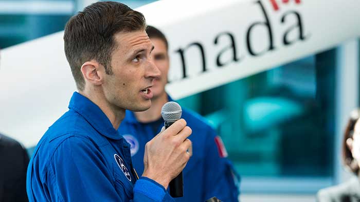 Joshua Kutryk visite l'ASC pour la première fois en tant qu'astronautes canadiens