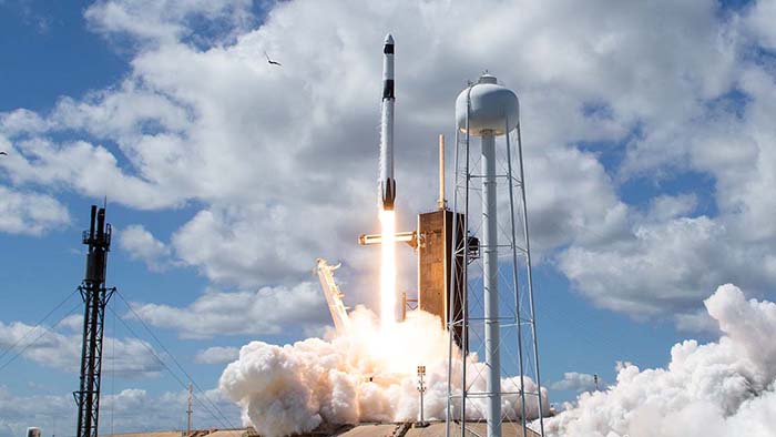 Une fusée Falcon 9 en train de décoller