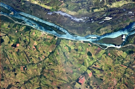 Une rivière bleue dans la campagne brésilienne