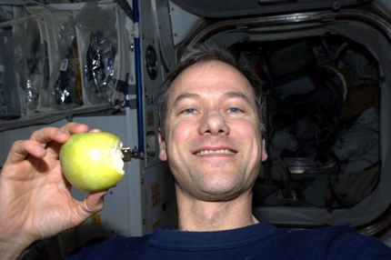 Photo de Tom Marshburn avec une pomme
