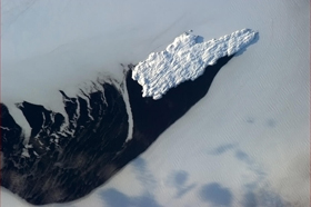 un brise-glace naturel à l'embouchure du détroit