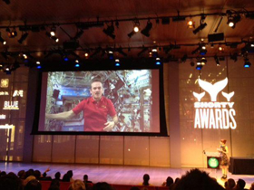 Chris Hadfield accepte son prix Shorty Award dans la catégorie Science