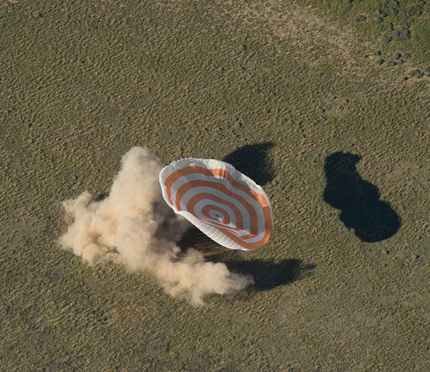 La capsule spatiale Soyouz TMA-07M atterrit
