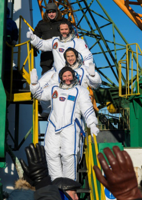 Les membres de l'Expedition 34/35 saluent la foule