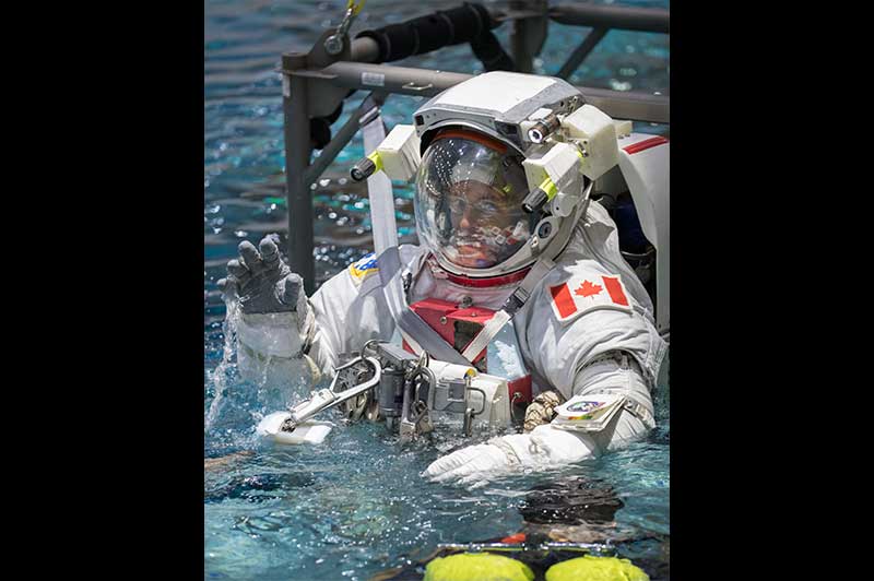 David Saint-Jacques pendant une formation sur les sorties dans l'espace dans le Laboratoire de flottabilité nulle