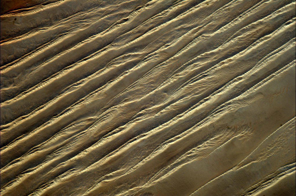 Sable du Sahara, photographié par l'astronaute de l'Agence spatiale canadienne à la retraite Chris Hadfield depuis la Station spatiale internationale en 2013. (Source : Agence spatiale canadienne/Chris Hadfield.)