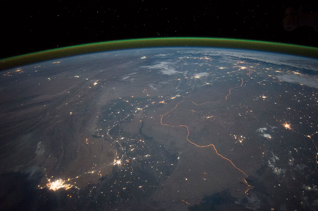La frontière entre le Pakistan (à gauche) et l'Inde est l'une des rares frontières internationales qu'on distingue bien la nuit puisqu'elle est illuminée par de fortes lumières de sécurité. (Source : NASA.)
