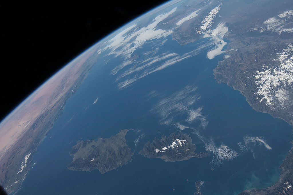 Le détroit de Bonifacio passe entre la Corse et la Sardaigne. Cette photo a été prise par David Saint-Jacques depuis la Station spatiale internationale. (Source&nbp;: Agence spatiale canadienne/NASA.)