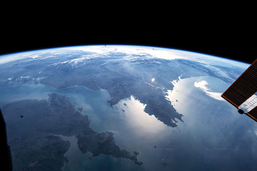 Le détroit de Dover est la partie la plus étroite de la Manche et sépare la Grande-Bretagne du continent européen. Cette photo a été prise par David Saint-Jacques depuis la Station spatiale internationale. (Source : Agence spatiale canadienne/NASA.)