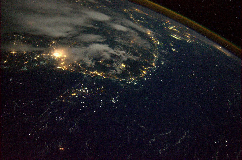 Les petits points blancs sur cette photo prise par l'astronaute néerlandais Andre Kuipers depuis la Station spatiale internationale sont des bateaux de pêche le long de la côte du Vietnam. (Source : Agence spatiale européenne/NASA.)
