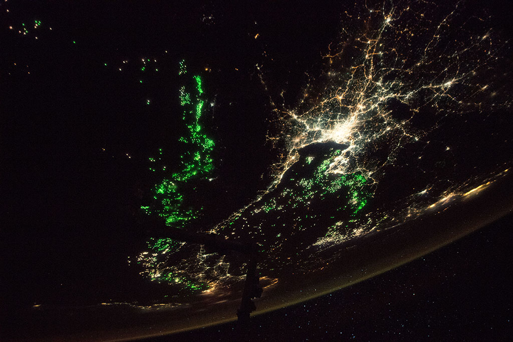 La mer d'Andaman et le golfe de Thaïlande sont illuminés par des centaines de lumières vertes embarquées sur des bateaux de pêche. Les pêcheurs utilisent ces lumières pour attirer le plancton et les poissons, qui composent la diète de choix des calmars, qui sont constituent une importante part du commerce local. (Source : NASA.)