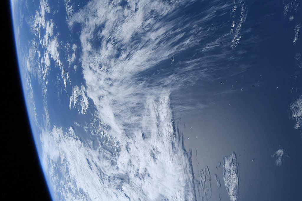 David Saint-Jacques a capté cette photo de nuages depuis la Station spatiale internationale. De quoi pensez-vous qu'ils avaient l'air depuis le sol? (Source : Agence spatiale canadienne/NASA.)