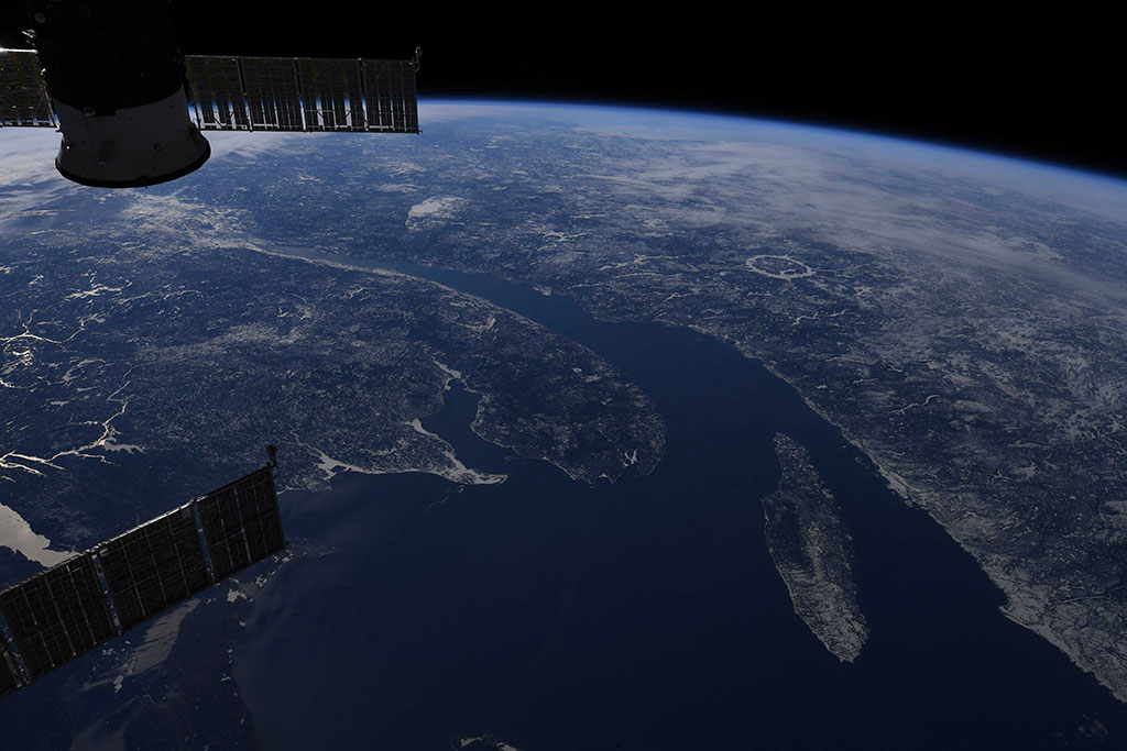 La péninsule gaspésienne, l'estuaire du Saint-Laurent, l'île d'Anticosti et le cratère de Manicouagan sont visibles dans cette photo a été prise depuis la Station spatiale internationale par David Saint-Jacques. (Source : Agence spatiale canadienne/NASA.)