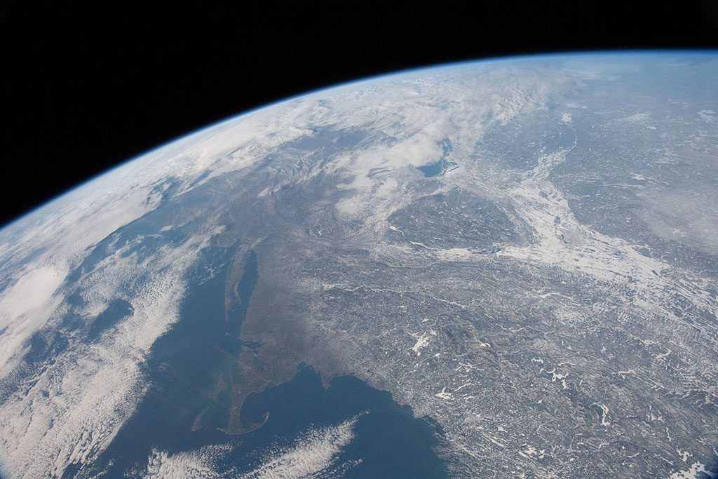 Cape Cod, sur la côte est américaine, ressemble à un crochet. Cette photo a été prise depuis la Station spatiale internationale par David Saint-Jacques. (Source : Agence spatiale canadienne/NASA.)