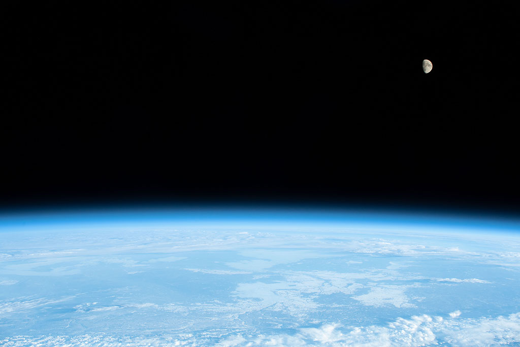 L'atmosphère terrestre est visible dans cette photo prise par David Saint-Jacques depuis la Station spatiale internationale. Il s'agit de la mince bande bleue entre la Terre et le noir de l'espace. (Source : Agence spatiale canadienne/NASA.)