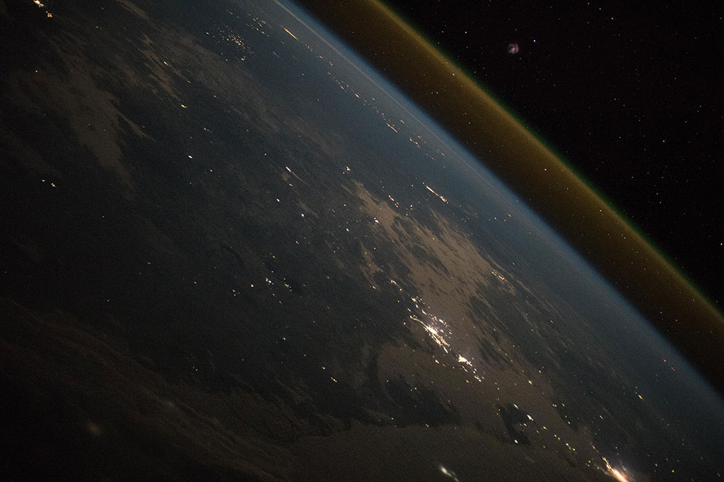 La couche atmosphérique est bien visible dans cette photo de nuit prise par l'astronaute allemand Alexander Gerst. (Source : Alexander Gerst/Agence spatiale européenne.)