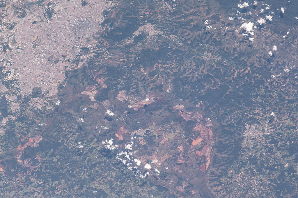 Le 25 janvier, une digue d'une mine de fer a cédé peu après midi à Brumadinho, dans le sud-est du Brésil. Cette photo de la région a été prise par un astronaute depuis la Station spatiale internationale le 2 février 2019. Le glissement de terrain est visible dans le coin inférieur droit. (Source : NASA.)