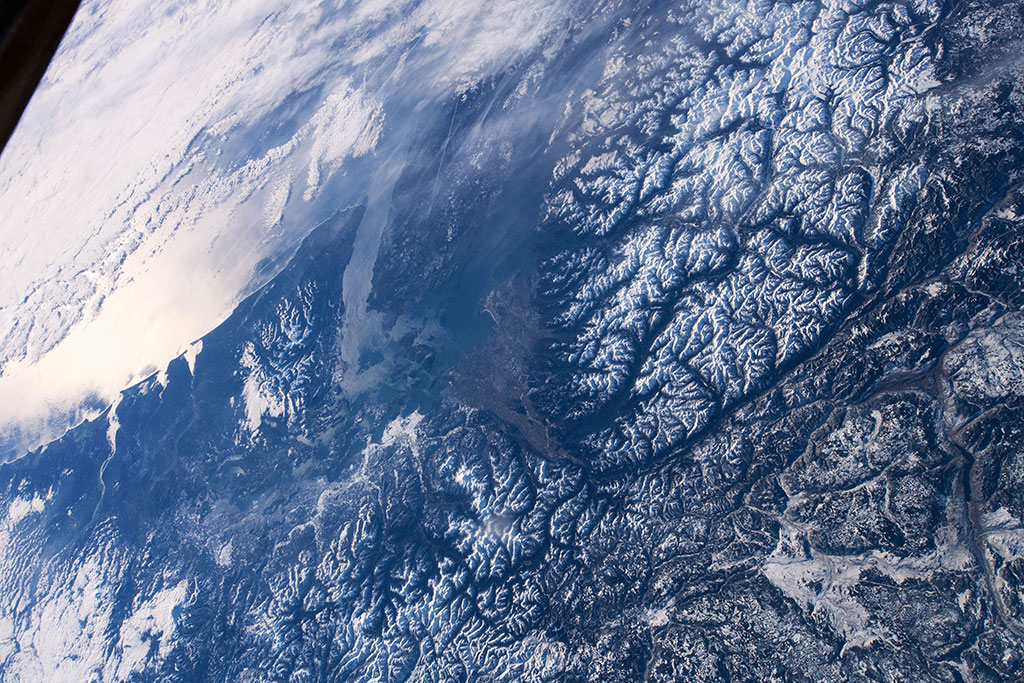 Il y a des manteaux neigeux dans les régions froides, comme dans l'Arctique et dans l'Antarctique, ainsi que dans les montagnes comme la chaîne Côtière qu'on voit dans cette photo prise depuis la Station spatiale internationale par David Saint-Jacques. Vancouver, Victoria et la vallée du fleuve Fraser sont aussi visibles. Le Fraser est le plus long fleuve de Colombie-Britannique. Long de 1375 kilomètres, il s'écoule jusque dans le détroit de Géorgie dans la ville de Vancouver. (Source : Agence spatiale canadienne/NASA.)