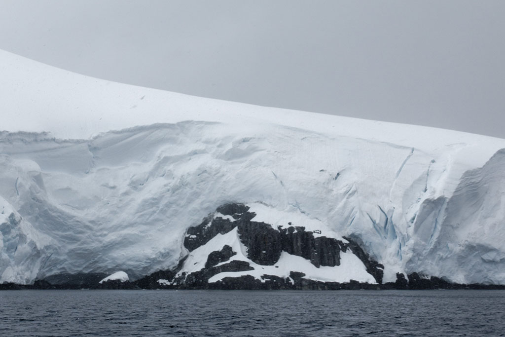 Accumulation de neige en Antarctique. (Source : Ronald Woan.)