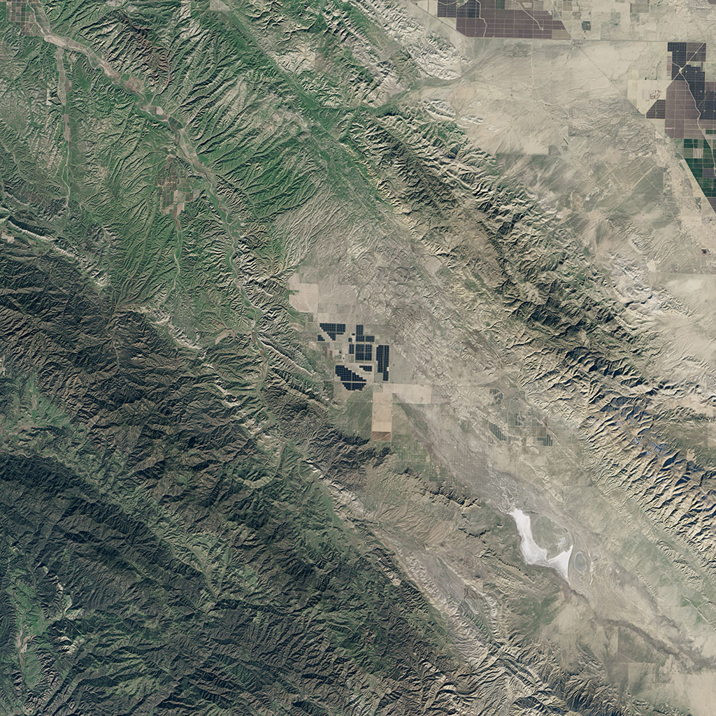 Le parc solaire Topaz, dans le sud de la Californie, est l'une des plus grande centrale d'énergie photovoltaïque au monde. Avec ses 925,6 kilomètres carrés, l'installation est équivalente à environ 4600 terrains de football. Cette image a été captée par le satellite américain Landsat 8. Les panneaux solaires sont en gris, et les terres agricoles et les pâturages avoisinnants en brun et vert. (Source : USGS/NASA Landsat.)
