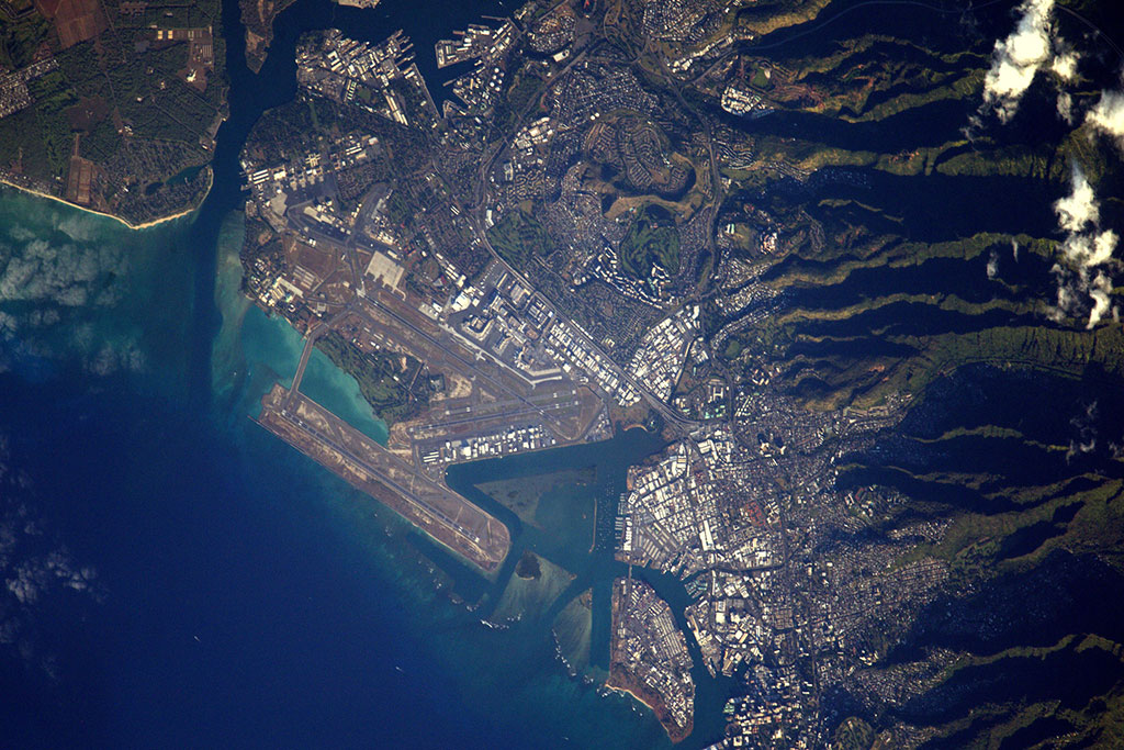 L'aéroport d'Honolulu photographié par l'astronaute de l'Agence spatiale européenne (et pilote) depuis la Station spatiale internationale. (Source : Thomas Pesquet/Agence spatiale européenne.)