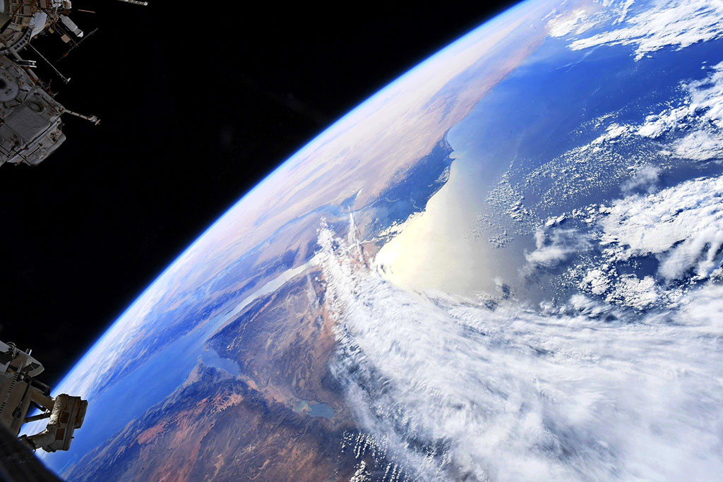 « L'Égypte, un don du Nil. » – Hérodote. Le Nil et son delta, superbe ruban vert de vie dans le désert, tels que photographiés par David Saint-Jacques depuis la Station spatiale internationale. (Source : Agence spatiale canadienne/NASA.)