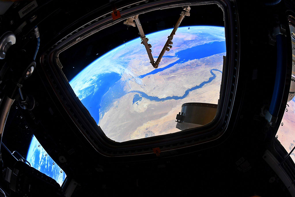 Le Canadarm2 tente de voler la vedette au Nil et à son delta. Ils ont été photographiés par David Saint-Jacques depuis un hublot de la Station spatiale internationale. (Source : Agence spatiale canadienne/NASA.)
