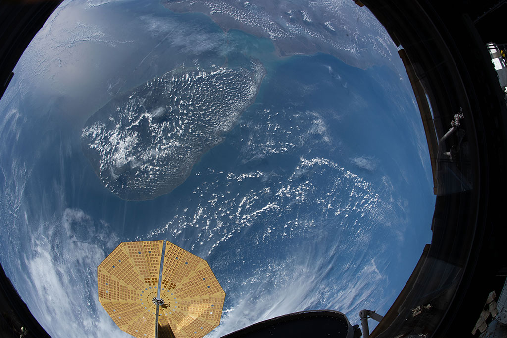 La baie de Bengal et l'île du Sri Lanka vus à travers un hublot de la Station spatiale internationale par David Saint-Jacques. (Source : Agence spatiale canadienne/NASA.)